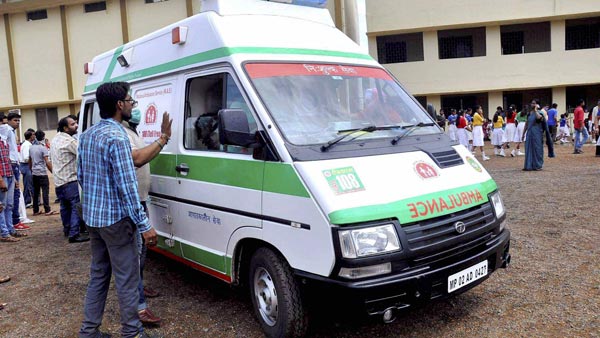 విధుల్లో ఉన్న అంబులెన్స్ డ్రైవర్ తన తల్లి మరణ వార్త విన్నాడు.. కానీ..