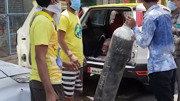 కరోనా రోగుల కోసం కార్లనే మొబైల్ హాస్పిటల్స్గా మార్చిన యువకులు