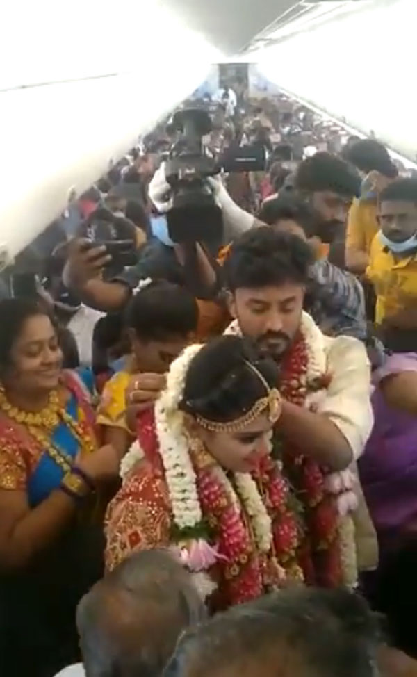 లాక్డౌన్ ఉన్నా.. అంగరంగ వైభవంగా జరిగిన పెళ్లి.. అయితే భూమ్మీద కాదు.. మరెక్కడనుకుంటున్నారా?
