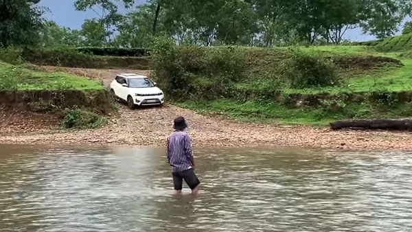 ప్రవహించే నదిలో మహీంద్రా ఎక్స్యూవీ 300; వైరల్ అవుతున్న వీడియో