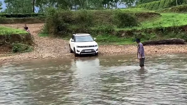 ప్రవహించే నదిలో మహీంద్రా ఎక్స్యూవీ 300; వైరల్ అవుతున్న వీడియో