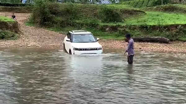 ప్రవహించే నదిలో మహీంద్రా ఎక్స్యూవీ 300; వైరల్ అవుతున్న వీడియో