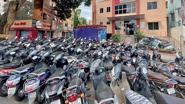 ఈ కారణంగానే అక్కడ లాక్డౌన్లో సీజ్ చేసిన వాహనాలు ఇచ్చేస్తున్నారు.. ఎక్కడో తెలుసా?