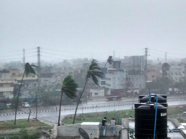 తౌక్టే తుఫాన్ ఎఫెక్ట్; 37 మంది మరణం 38 మంది గల్లంతు