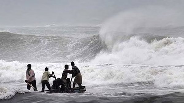 తౌక్టే తుఫాన్ ఎఫెక్ట్; 37 మంది మరణం 38 మంది గల్లంతు