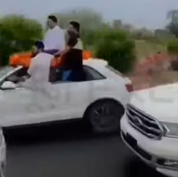 రాజకీయ నాయకుని చర్యపై చిర్రెత్తిన పోలీసులు.. ఏం చేశారో చూసారా..!