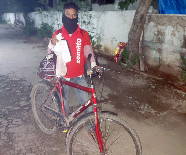 హైదరాబాద్ డెలివరీ బాయ్ సాహసానికి గొప్ప గిఫ్ట్.. మీరూ చూడండి