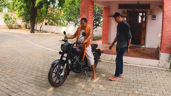 తండ్రికి నచ్చిన బైక్ను గిఫ్ట్గా ఇచ్చిన తనయుడు.. వాహ్ సూపర్
