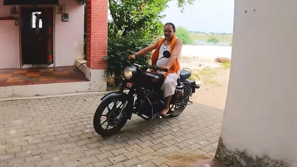 తండ్రికి నచ్చిన బైక్ను గిఫ్ట్గా ఇచ్చిన తనయుడు.. వాహ్ సూపర్