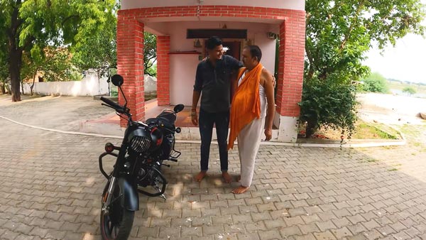 తండ్రికి నచ్చిన బైక్ను గిఫ్ట్గా ఇచ్చిన తనయుడు.. వాహ్ సూపర్
