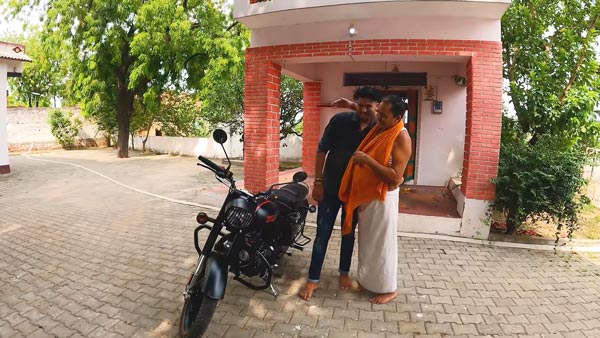 తండ్రికి నచ్చిన బైక్ను గిఫ్ట్గా ఇచ్చిన తనయుడు.. వాహ్ సూపర్