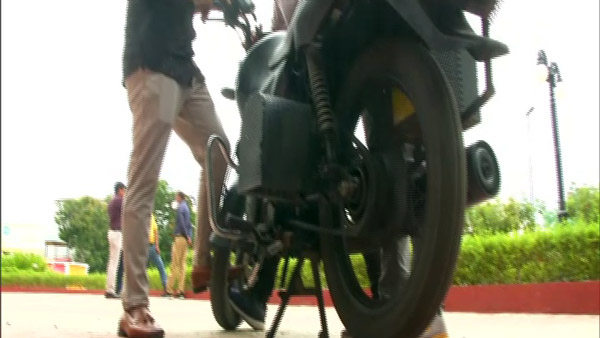 స్టూడెంట్స్ తయారుచేసిన హైబ్రిడ్ బైక్; పెట్రోల్ మరియు ఎలక్ట్రిక్