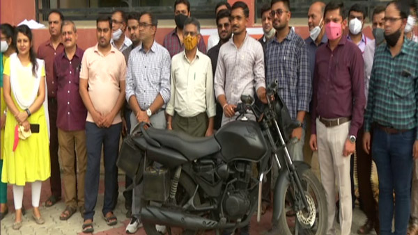 స్టూడెంట్స్ తయారుచేసిన హైబ్రిడ్ బైక్; పెట్రోల్ మరియు ఎలక్ట్రిక్