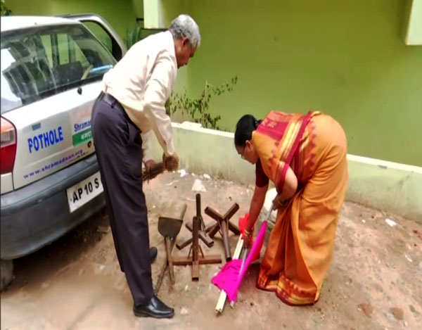 హ్యాట్సాఫ్.. 11 సంవత్సరాలుగా సొంత డబ్బుతో రోడ్లపై గుంతలు పూడుస్తున్న వృద్ధ జంట