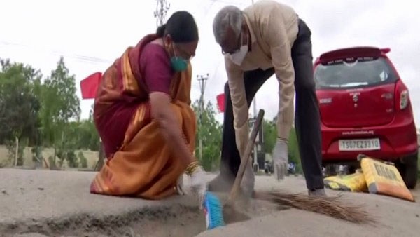 హ్యాట్సాఫ్.. 11 సంవత్సరాలుగా సొంత డబ్బుతో రోడ్లపై గుంతలు పూడుస్తున్న వృద్ధ జంట