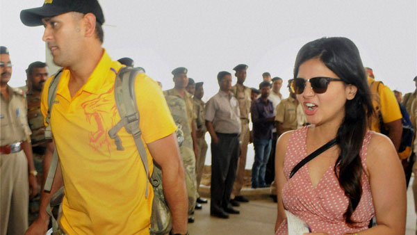 సాక్షికి పెళ్లిరోజు గిఫ్ట్గా ఇష్టమైన వింటేజ్ కారు అందించిన ధోని; వివరాలు
