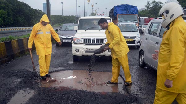 ట్రాఫిక్ కానిస్టేబుల్స్ చేసిన పనికి ప్రశంసల వర్షం కురిపిస్తున్న నెటిజన్స్.. ఏం చేసారో తెలుసా?