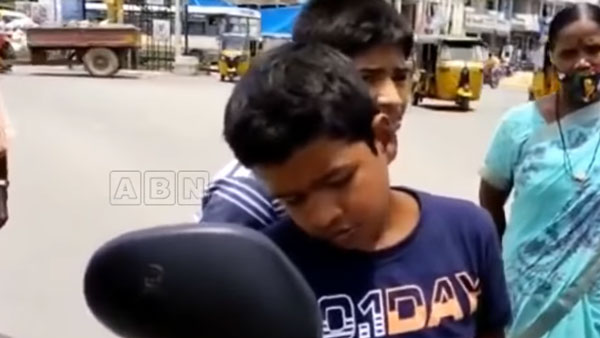 రోడ్డుపై స్కూటర్ రైడ్ చేస్తూ పట్టుబడ్డ మైనర్స్; వారి సమాధానాలకు షాక్ తిన్న పోలీసులు.. చివరకు ఏమైందంటే