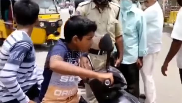 రోడ్డుపై స్కూటర్ రైడ్ చేస్తూ పట్టుబడ్డ మైనర్స్; వారి సమాధానాలకు షాక్ తిన్న పోలీసులు.. చివరకు ఏమైందంటే