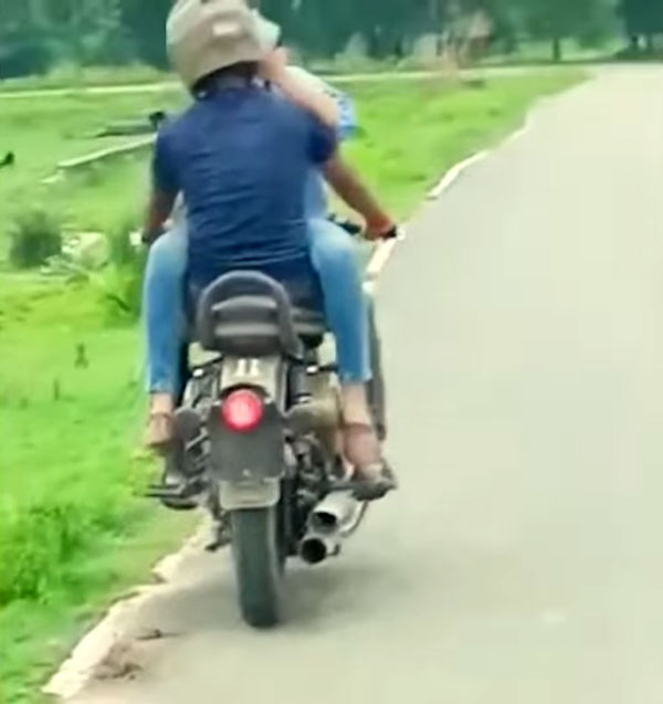 బైక్ రైడింగ్లో దంపతుల వెకిలి చేష్టలు.. మండిపడ్డ స్థానికులు.. ఏం జరిగిందో వీడియో చూడండి