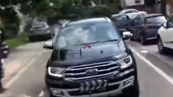 సర్వీస్ విషయంలో చిర్రెత్తిన ఓనర్.. కారును గాడిదకు కట్టి డీలర్షిప్కు..