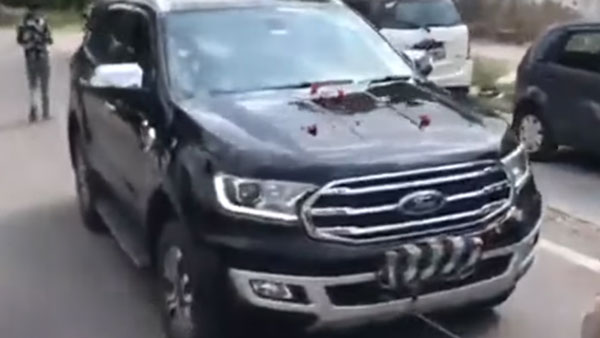 సర్వీస్ విషయంలో చిర్రెత్తిన ఓనర్.. కారును గాడిదకు కట్టి డీలర్షిప్కు..