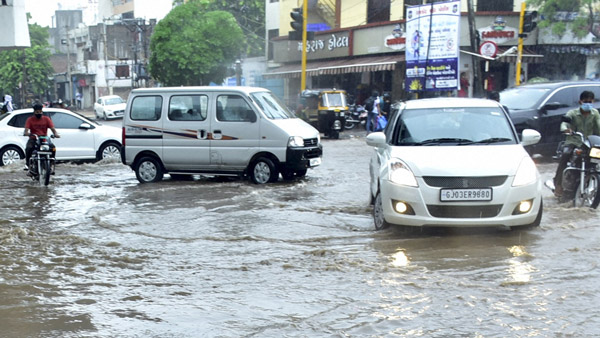 వర్షాకాలంలో సురక్షితంగా వాహనం నడపటం ఎలా? - చిట్కాలు