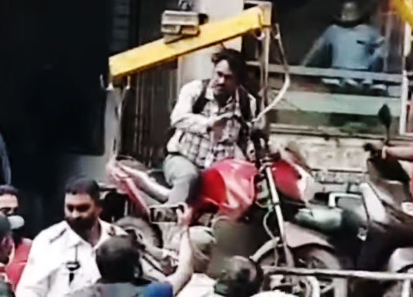 రైడర్ బైక్ మీద కూర్చొని ఉండగానే బైక్ తీసుకువెళ్తున్న టోవింగ్ సిబ్బంది; వీడియో వైరల్