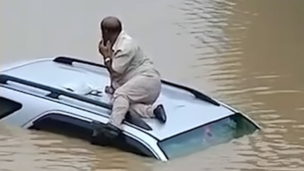 ట్రాక్టర్ వల్ల బయటపడ్డ వర్షపు నీటిలో చిక్కుకున్న Toyota కారు: వీడియో