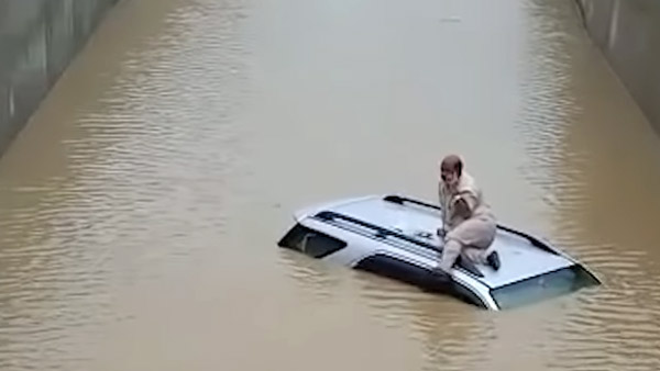 ట్రాక్టర్ వల్ల బయటపడ్డ వర్షపు నీటిలో చిక్కుకున్న Toyota కారు: వీడియో