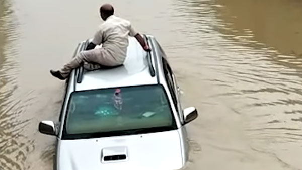 ట్రాక్టర్ వల్ల బయటపడ్డ వర్షపు నీటిలో చిక్కుకున్న Toyota కారు: వీడియో