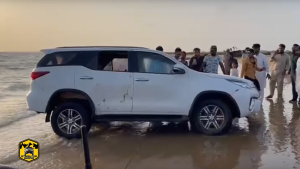 బీచ్లో బోల్తాపడ్డ Toyota Fortuner; వీడియో వైరల్