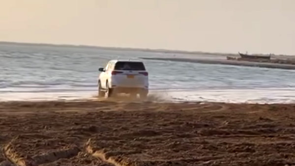 బీచ్లో బోల్తాపడ్డ Toyota Fortuner; వీడియో వైరల్