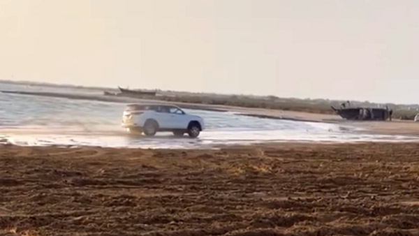 బీచ్లో బోల్తాపడ్డ Toyota Fortuner; వీడియో వైరల్