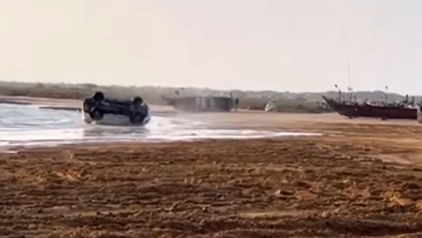 బీచ్లో బోల్తాపడ్డ Toyota Fortuner; వీడియో వైరల్