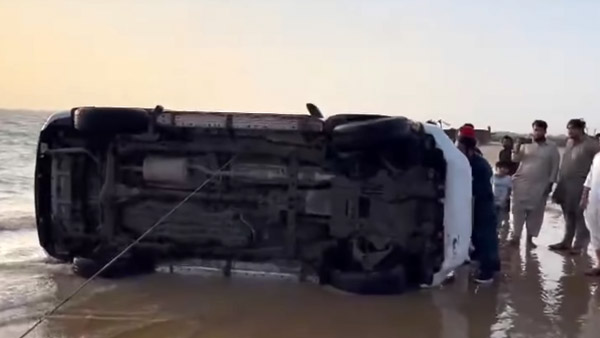 బీచ్లో బోల్తాపడ్డ Toyota Fortuner; వీడియో వైరల్