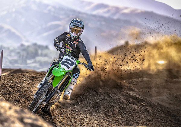Kawasaki అడ్వెంచర్ ఆఫ్-రోడ్ బైక్స్ KX250 మరియు KX450 విడుదల