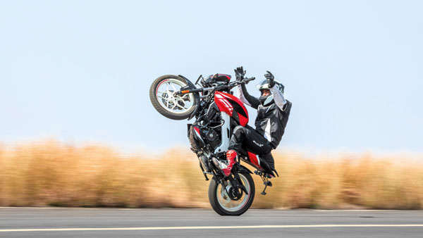 Bajaj Pulsar బైక్స్పై రూ.4,000 డిస్కౌంట్, త్వరపడండి!