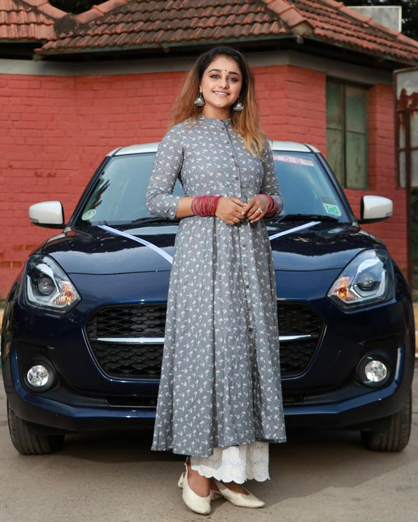 బిగ్బాస్ ఫేమ్ బ్యూటీ 'ధనుశ్రీ' కొత్త కార్.. చూసారా!!
