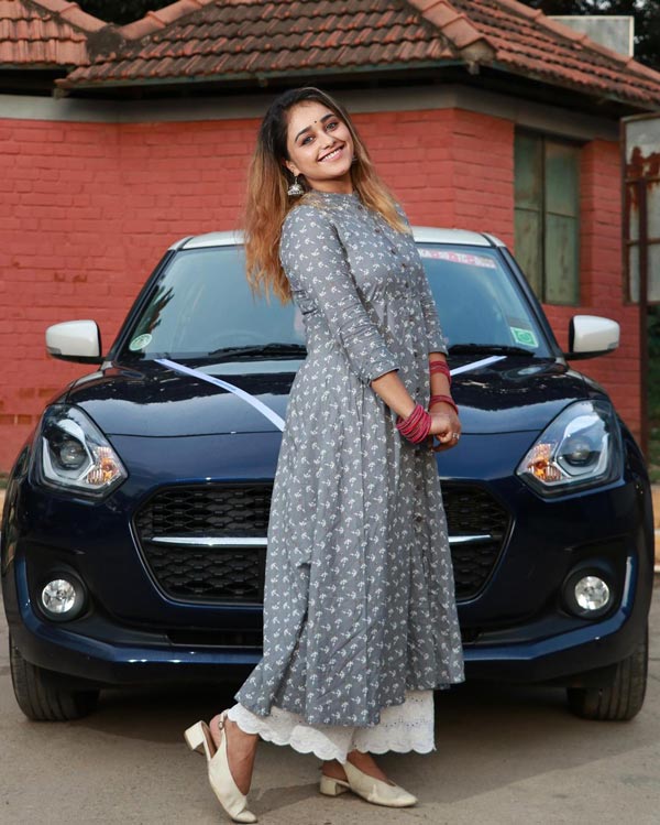 బిగ్బాస్ ఫేమ్ బ్యూటీ 'ధనుశ్రీ' కొత్త కార్.. చూసారా!!