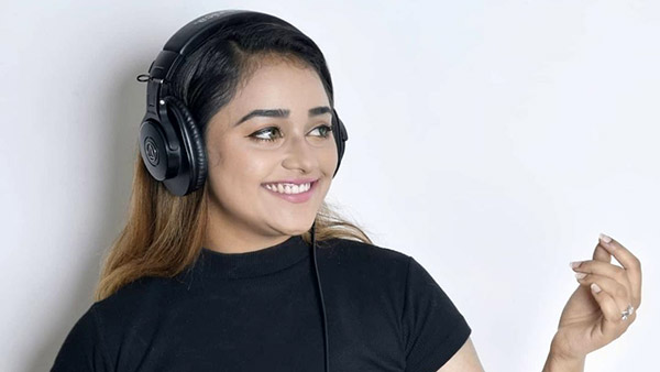 బిగ్బాస్ ఫేమ్ బ్యూటీ 'ధనుశ్రీ' కొత్త కార్.. చూసారా!!
