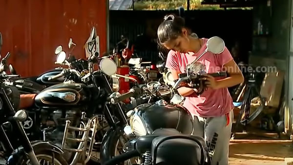 ఔరా.. 19 ఏళ్ల చిన్నది Royal Enfield బైక్ రిపేర్ చేస్తుంది.. వీడియో చూసారా..!!
