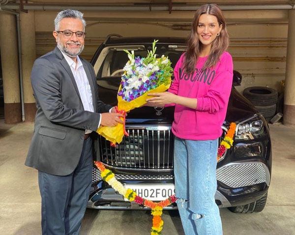 కొత్త లగ్జరీ కారు కొన్న కృతి సనన్; ధర రూ. 2.43 కోట్లు