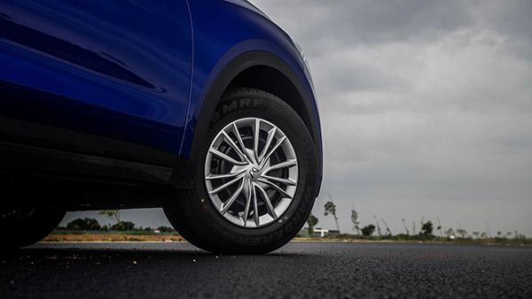 Mahindra XUV700 MX బేస్ వేరియంట్ ధర మరియు ఫీచర్లు..