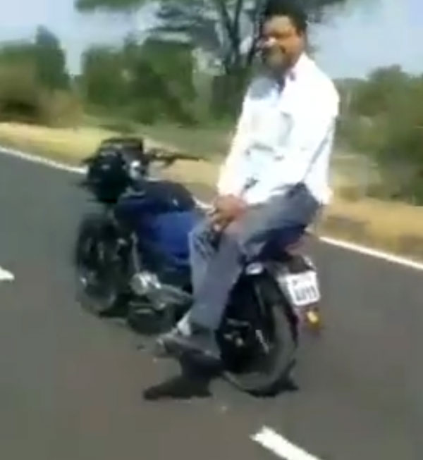 ఇదేందబ్బా ఇది.. రైడర్ లేని బైకా.. లేక దెయ్యం నడుపుతోందా..?