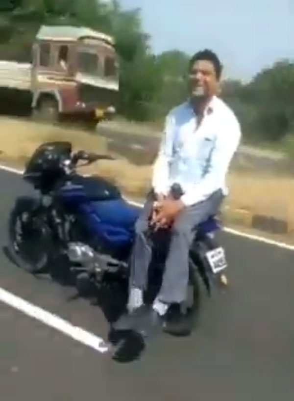 ఇదేందబ్బా ఇది.. రైడర్ లేని బైకా.. లేక దెయ్యం నడుపుతోందా..?