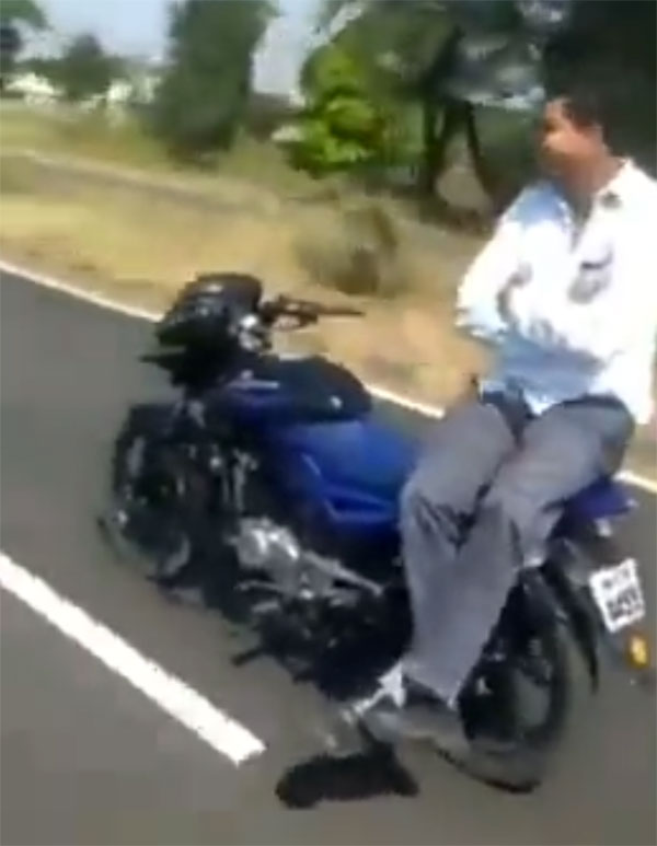 ఇదేందబ్బా ఇది.. రైడర్ లేని బైకా.. లేక దెయ్యం నడుపుతోందా..?