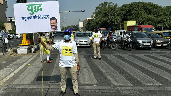 'రెడ్ లైట్ ఆన్ - గాడి ఆఫ్' ప్రారంభించిన ఢిల్లీ ప్రభుత్వం: ఇంతకీ ఇదేంటో తెలుసా..!!