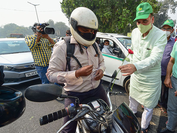 'రెడ్ లైట్ ఆన్ - గాడి ఆఫ్' ప్రారంభించిన ఢిల్లీ ప్రభుత్వం: ఇంతకీ ఇదేంటో తెలుసా..!!