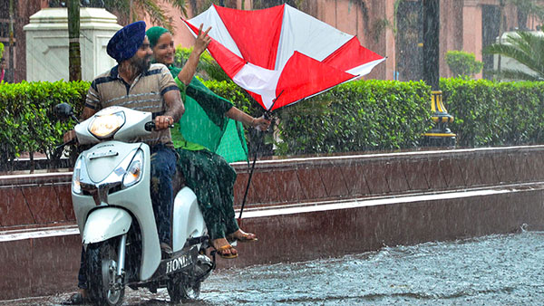 టూవీలర్పై వెళ్తూ గొడుగు ఉపయోగించడం నేరం; ఎక్కడో తెలుసా?